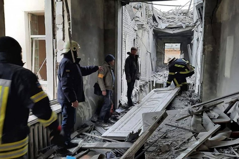 Ilustračný obrázok k článku V troskách budovy zostali uväznení ľudia: Záchranári sú bezradní, miesto je pod paľbou