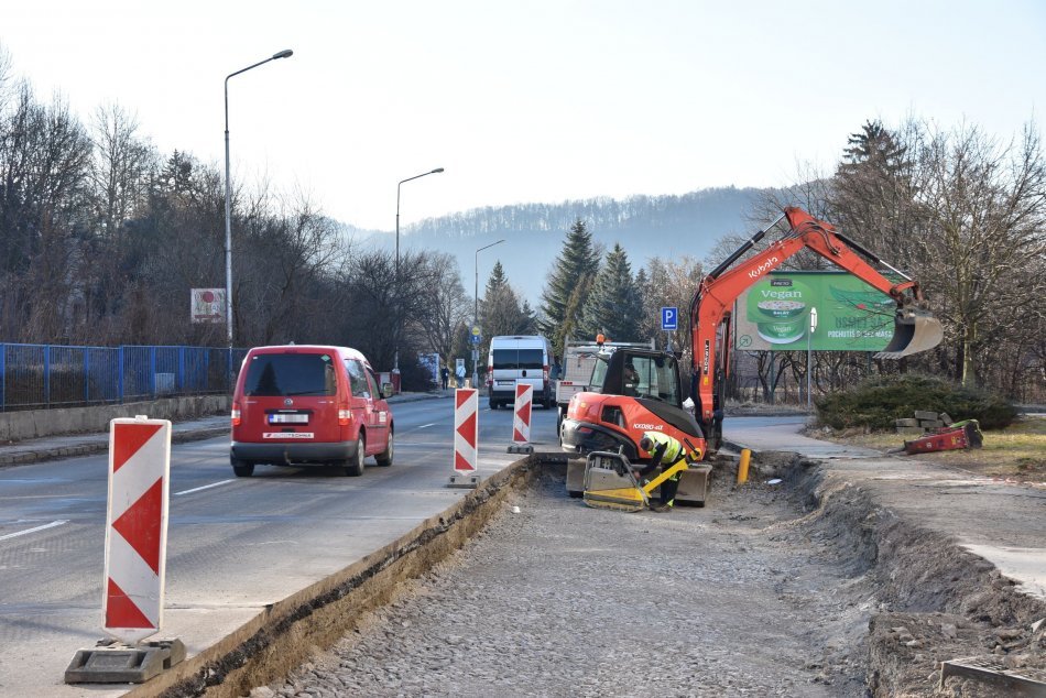 Ilustračný obrázok k článku V Bystrici zrekonštruujú kilometre ciest a chodníkov: Čo VŠETKO chcú stihnúť do leta? FOTO