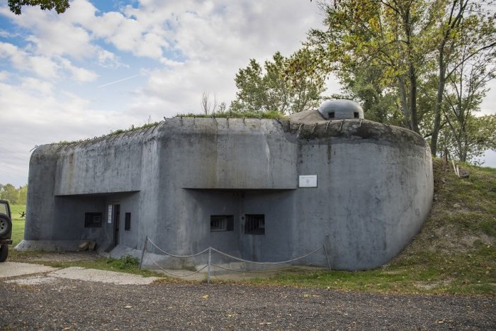 Ilustračný obrázok k článku Víkend v BUNKRI? Objavujú sa nevšedné inzeráty, Slováci predávajú aj vojenské pevnosti
