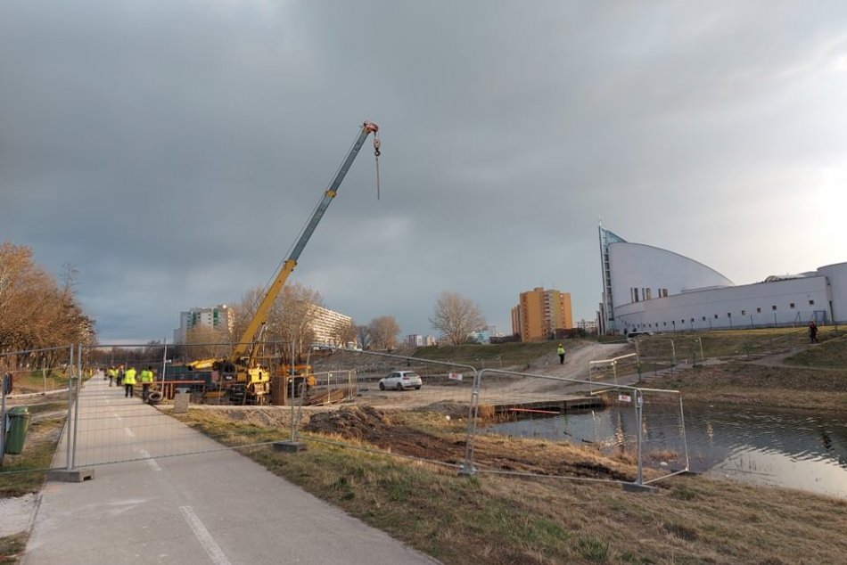 Ilustračný obrázok k článku Násypy a výkopy: TAKTO pokračujú práce na električkovej trati v Petržalke + FOTO, VIDEO