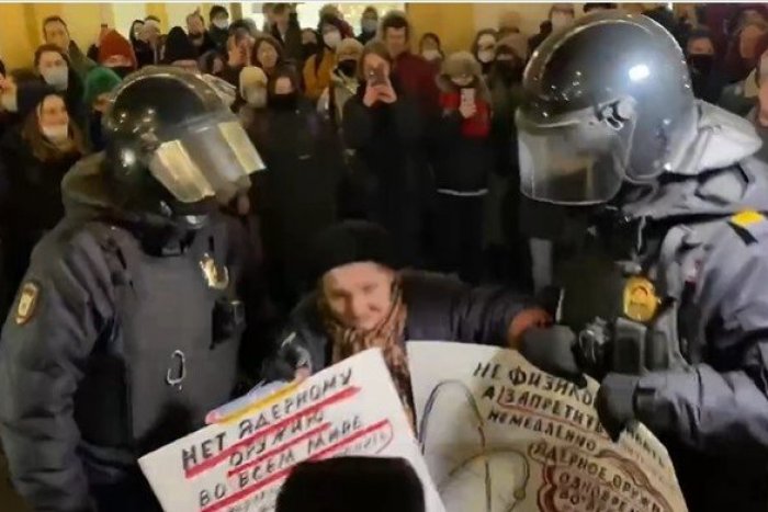 Ilustračný obrázok k článku Prežila aj blokádu Leningradu: Rusi zadržali babičku, ktorá protestovala proti vojne, VIDEO