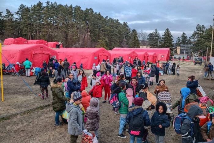 Ilustračný obrázok k článku Núdzový tábor v Humennom opustila väčšina utečencov. Je pripravený na ďalších ľudí