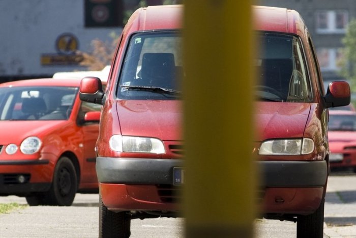 Ilustračný obrázok k článku Mestské časti vyzývajú na toleranciu: NEVOLAJTE políciu na každé ZLE zaparkované auto