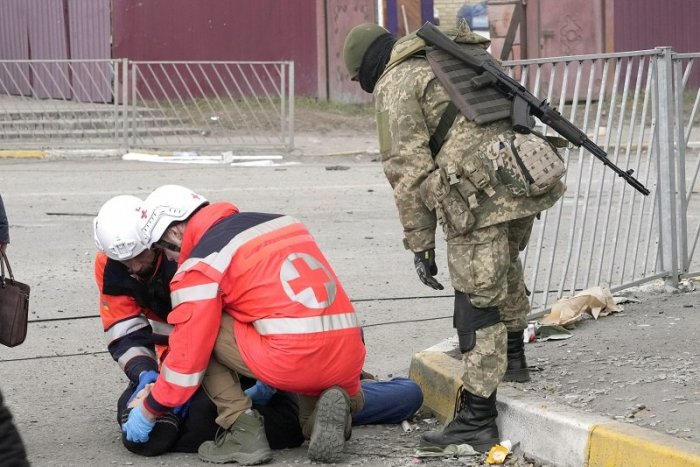 Ilustračný obrázok k článku Rusi vyčlenili Červenému krížu evakuačný koridor: Vybrali im ZAMÍNOVANÚ trasu!