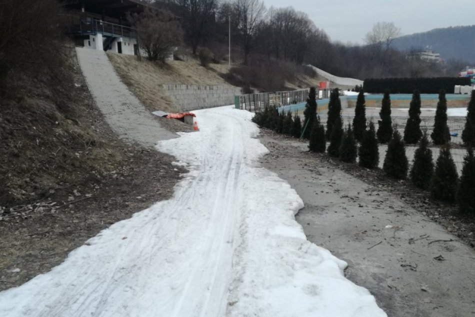 Ilustračný obrázok k článku Bystričania prišli o atrakciu na kúpalisku: Bežkársky okruh uzavreli, sezóna však nekončí