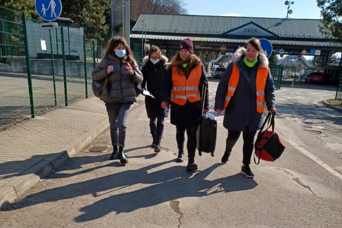 Ilustračný obrázok k článku Dobrovoľníci na priechode v Ubli sú vyčerpaní. Potrebujú posily