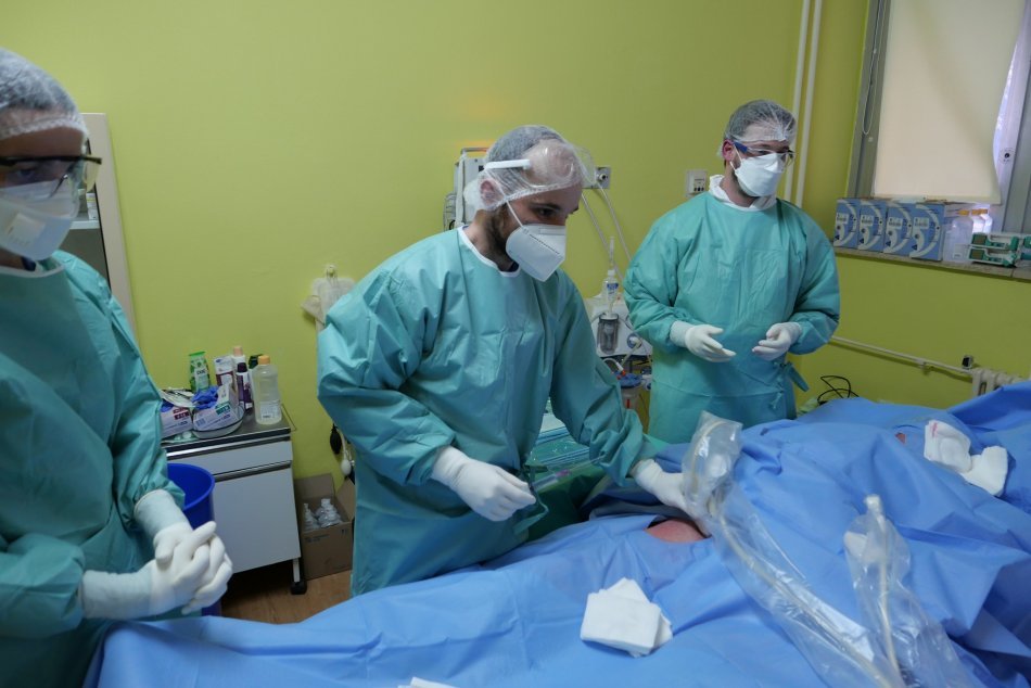 Ilustračný obrázok k článku V Bystrici sa podaril nevšedný prevoz pacientky s COVID-19: Bola v kritickom stave, FOTO