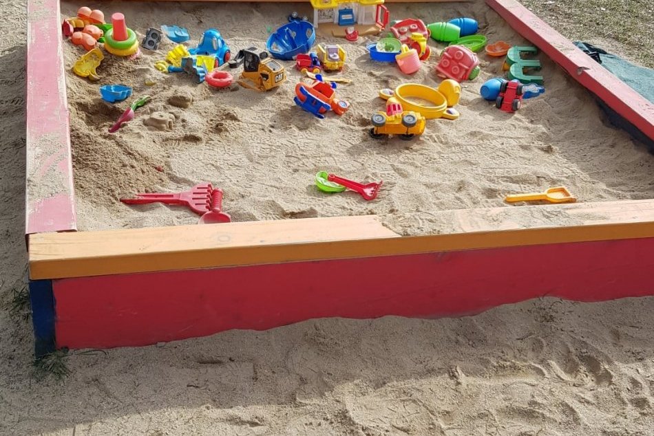 Ilustračný obrázok k článku V meste je vyše 50 pieskovísk: Popradčania mali požiadavky vybaviť ich krycími plachtami