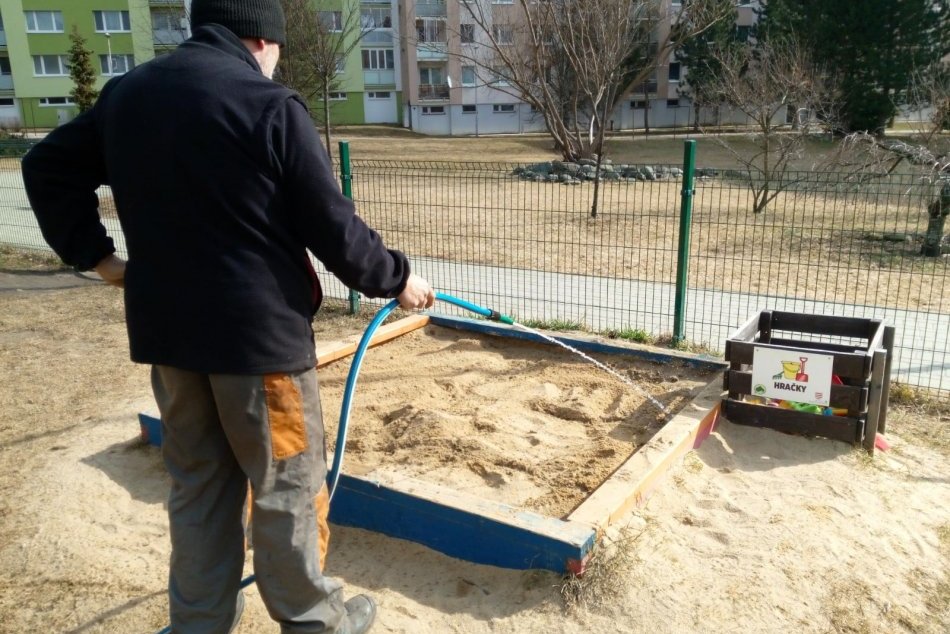 Ilustračný obrázok k článku V Bystrici dezinfikujú pieskoviská: KDE je už po a k čomu boli vyzvaní rodičia? FOTO