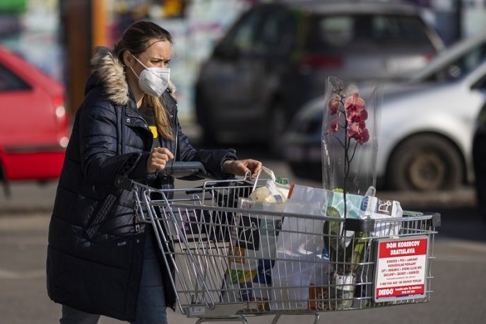 Ilustračný obrázok k článku Na stole je nižšia DPH na potraviny a pohonné látky: Kamenický zo Smeru prisľúbil podporu