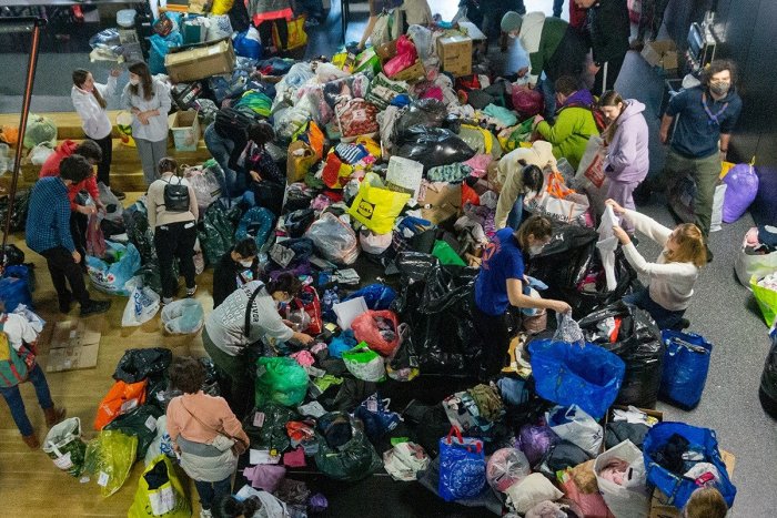 Ilustračný obrázok k článku Utečenci z Ukrajiny majú v Bratislave "obchod". Veci si môžu vybrať ZADARMO