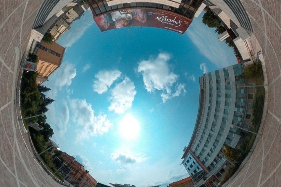 Ilustračný obrázok k článku Maity tvorí netradičné snímky Prešova: Mesto miluje, lebo všade sa dá dostať pešo, FOTO