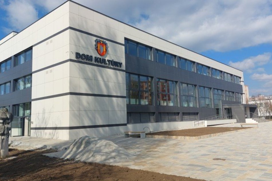 Ilustračný obrázok k článku Práce sa nezastavili: Okolie Kultúrneho domu sa mení priamo pred očami, FOTO