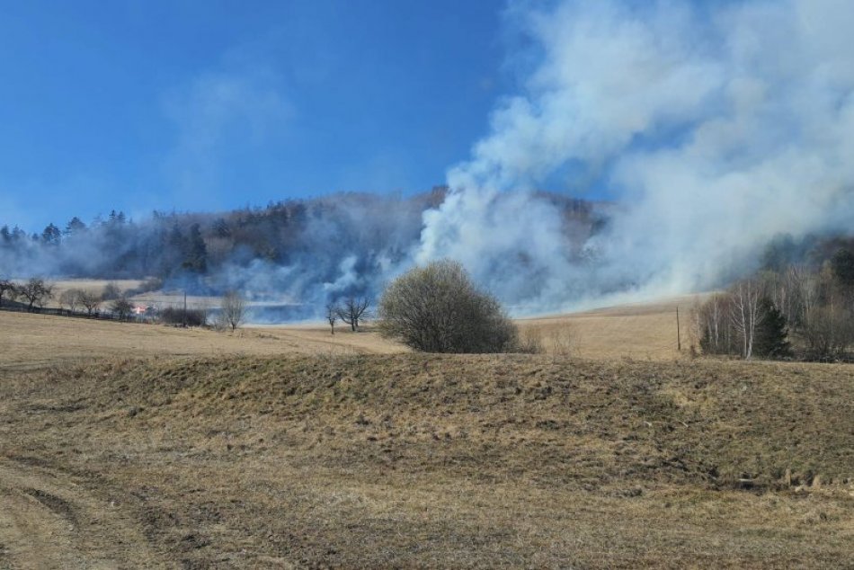 Ilustračný obrázok k článku Pri veľkom požiari zasahovali desiatky hasičov: Oheň už dostali pod kontrolu, FOTO