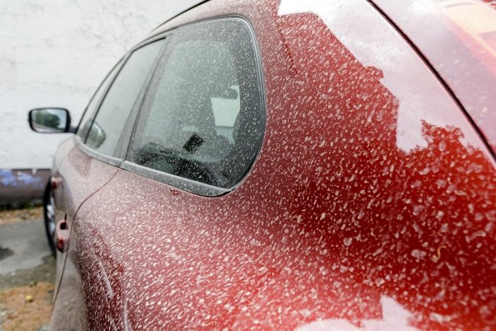 Ilustračný obrázok k článku Zaprášené okná a AUTÁ! Do Európy mieri piesok zo Sahary. Kedy nás čaká „špinavý dážď“?