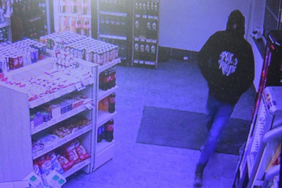 Ilustračný obrázok k článku Polícia objasnila lúpež na bystrickej pumpe: Muž na ženu mieril zbraňou, FOTO