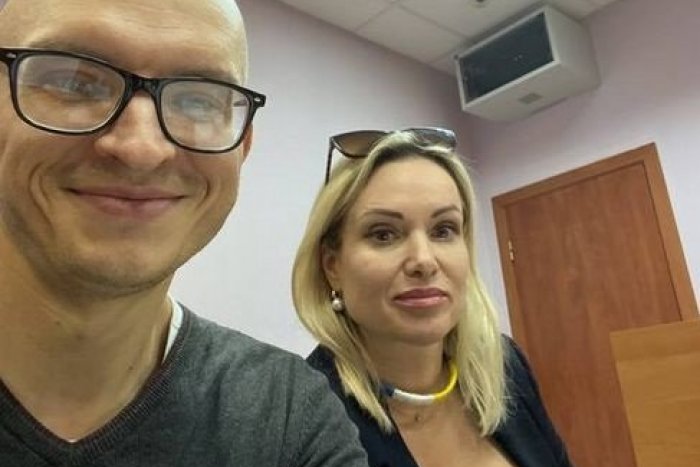 Ilustračný obrázok k článku Reportérka vtrhla s transparentom do živého vysielania: Dnes si vypočula verdikt SÚDU