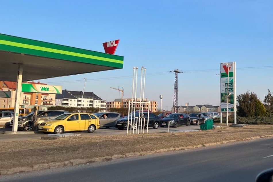 Ilustračný obrázok k článku RADIKÁLNY krok Maďarov! Tankujúcich čakajú na všetkých pumpách veľké OBMEDZENIA