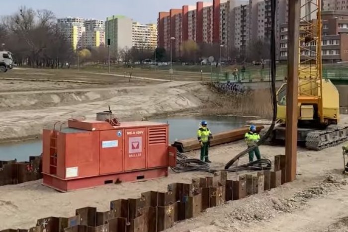 Ilustračný obrázok k článku Na električkovej trati v Petržalke pracujú POMALÝM tempom. Meškajú aj kvôli NEZHODÁM