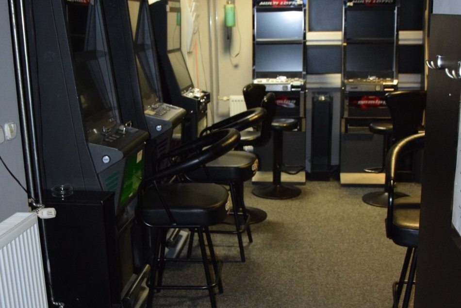 Ilustračný obrázok k článku Vo zvolenskej herni došlo k lúpeži: Polícia zadržala mladého Bystričana, FOTO