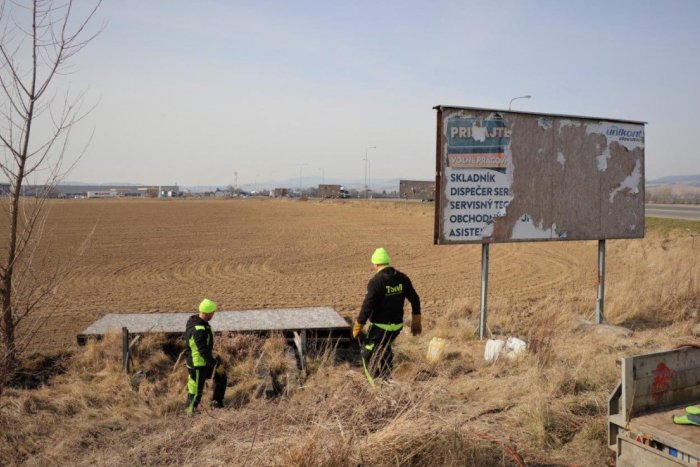 Ilustračný obrázok k článku Reklamnému SMOGU dávajú v Dubnici zbohom: Väčšina bilbordov tvorí čierne stavby