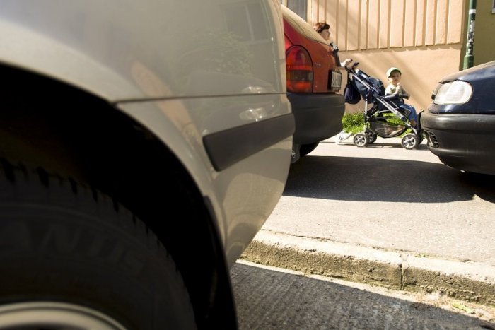 Ilustračný obrázok k článku Vodiči ešte budú môcť parkovať na chodníku. Problémy ale budú mať ŤAŽKÉ autá