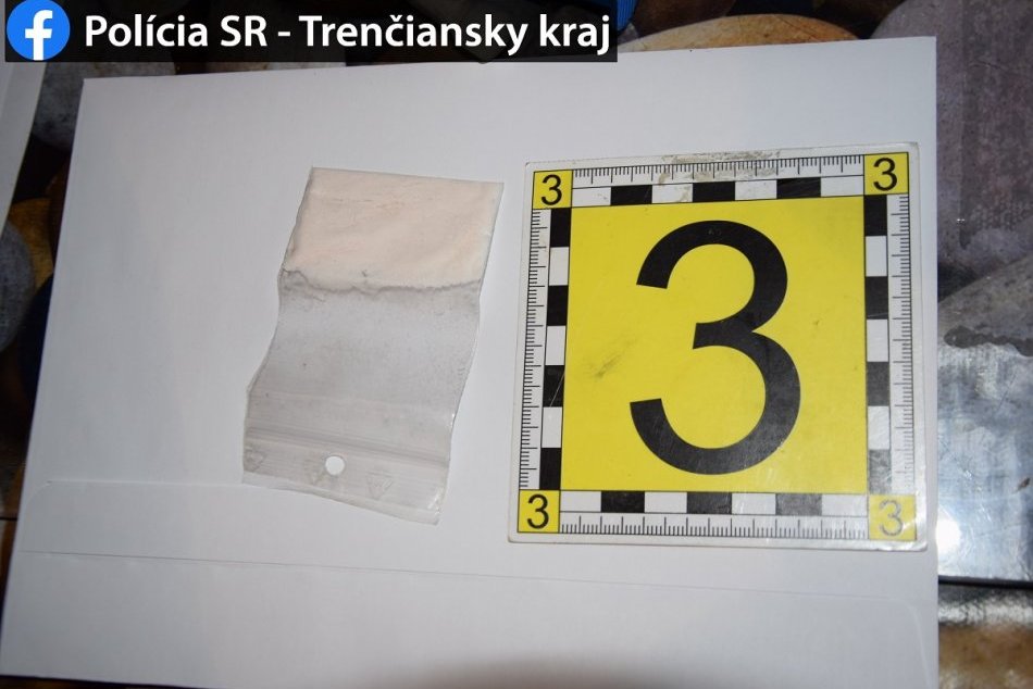 Ilustračný obrázok k článku V prievidzkom byte varili pervitín: Pár môže stráviť mladosť za mrežami, FOTO