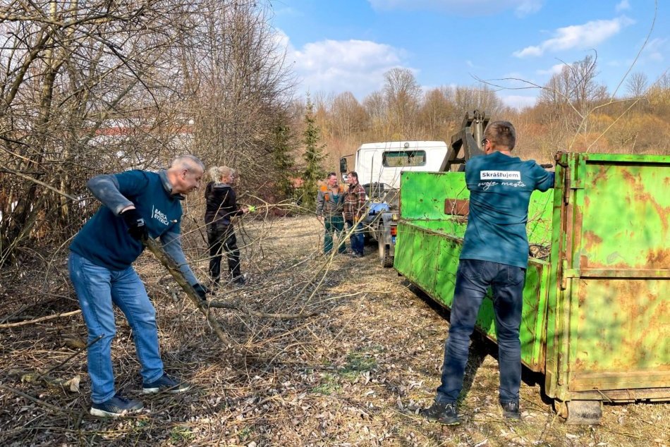 Ilustračný obrázok k článku V Bystrici sa začalo celomestské upratovanie: Rukávy si vysúkal aj primátor, FOTO