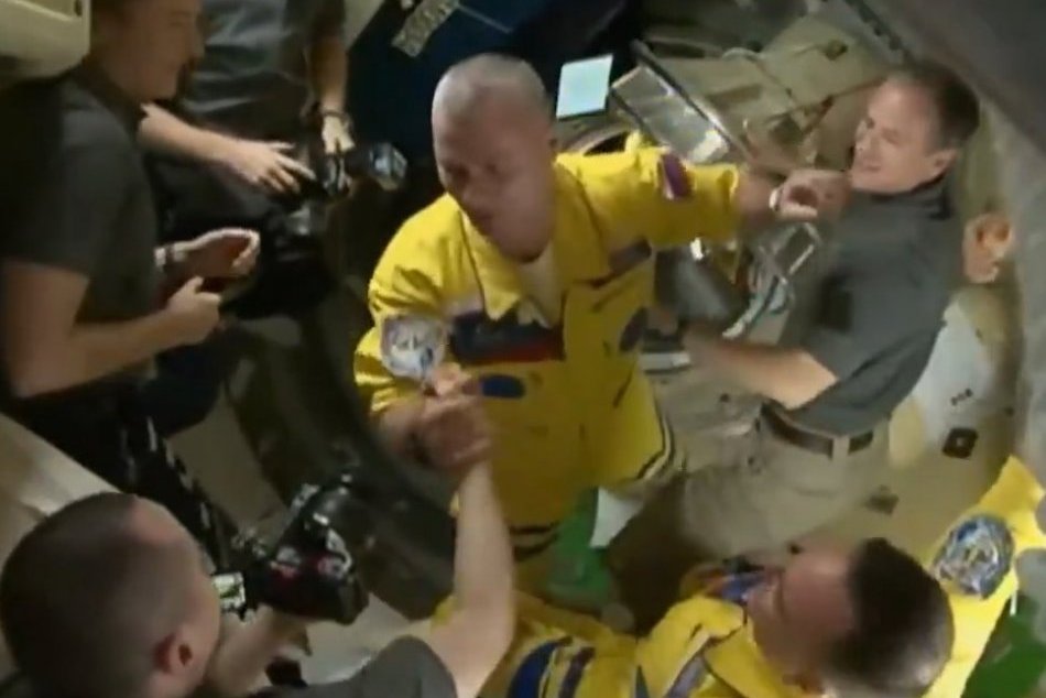 Ilustračný obrázok k článku Traja ruskí kozmonauti prišli na vesmírnu stanicu vo FARBÁCH Ukrajiny: Išlo o PROVOKÁCIU?