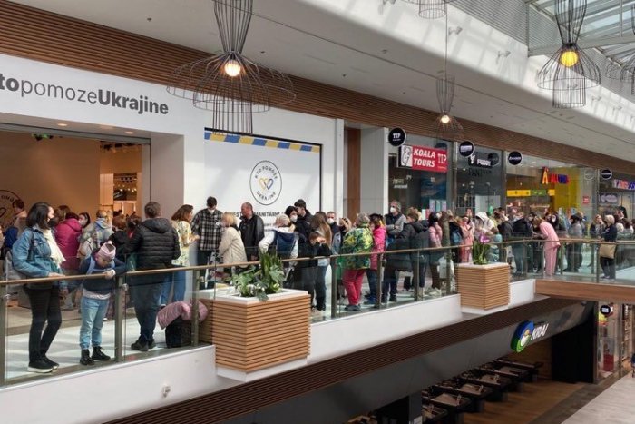 Ilustračný obrázok k článku Dlhočizný zástup ľudí z Ukrajiny pred výdajňou v Bratislave. Na TOTO čakali HODINY