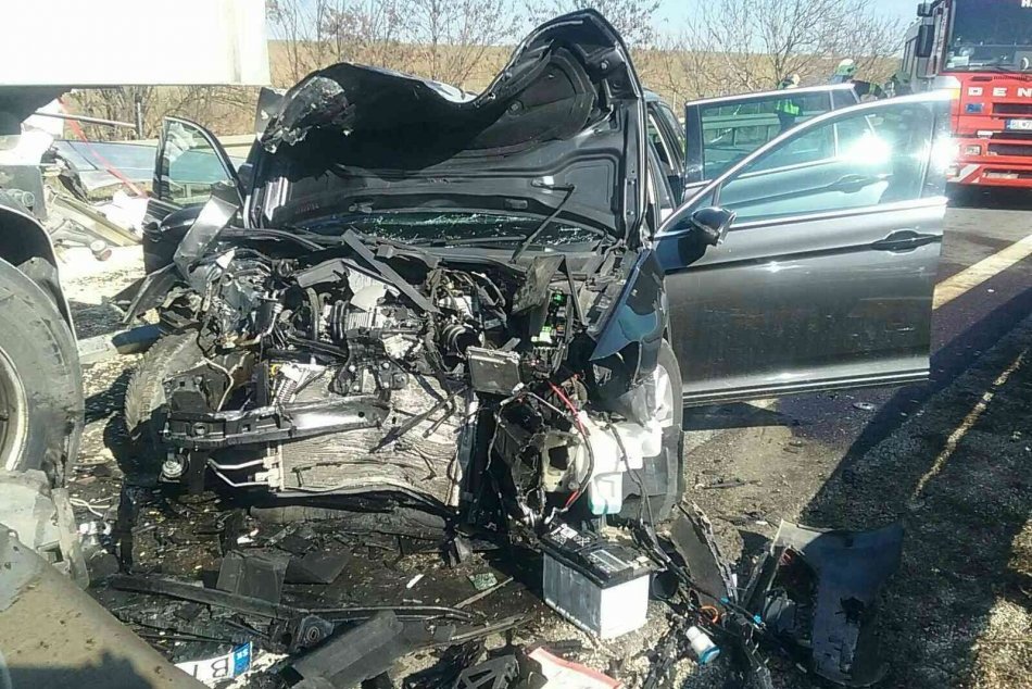 Ilustračný obrázok k článku Nehoda na ceste R1 za Nitrou má jednu obeť: Zrážku neprežila mladá žena