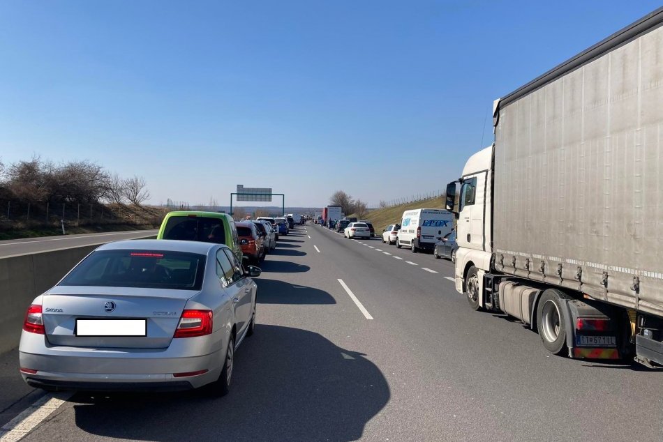 Ilustračný obrázok k článku Súčasťou reťazovej nehody sa môže stať KAŽDÝ! Polícia radí, AKO sa jej vyhnúť