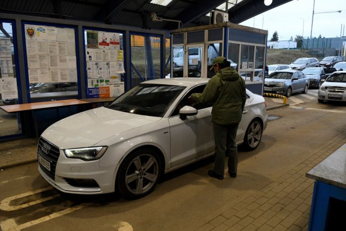 Ilustračný obrázok k článku Polícia sa PÝTA Slovákov, ktorí si nakrúcajú autá Ukrajincov: ZÁVIDÍTE im aj vojnu?!