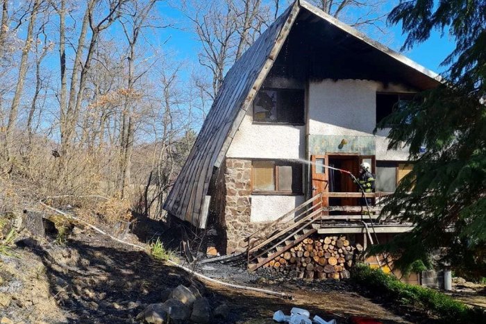 Ilustračný obrázok k článku FOTO: Vypaľovanie trávy skončilo požiarom. Horieť začala aj chata