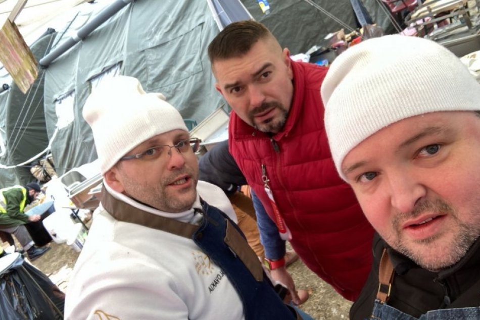 Ilustračný obrázok k článku Dobrovoľníci varili utečencom ZADARMO! Štátom platená firma chce skoro 7 eur