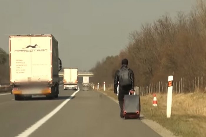 Ilustračný obrázok k článku VIDEO: Muž si s kufrom vykračoval po DIAĽNICI, políciu vítal s úsmevom na tvári