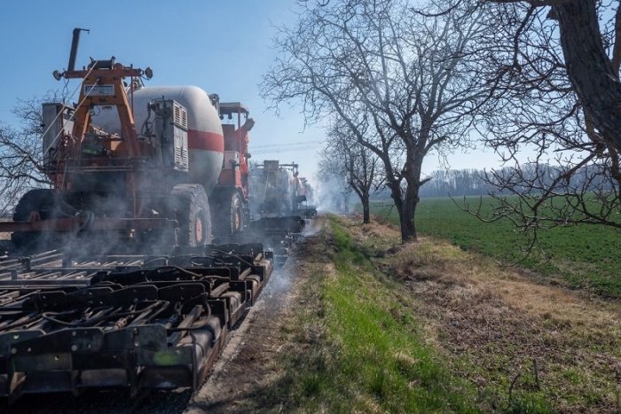 Ilustračný obrázok k článku Vyťažené a ROZBITÉ cesty v Bratislavskom kraji: TOTO predĺži ich životnosť po oprave