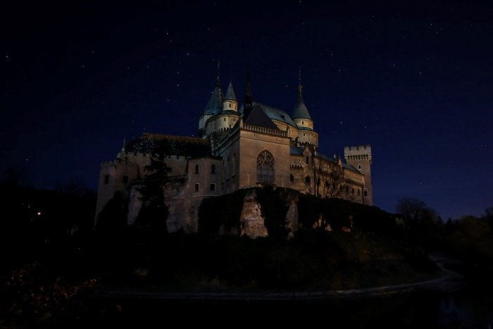 Ilustračný obrázok k článku Nezľaknite sa potom: Bojnický zámok sa ponorí do tmy