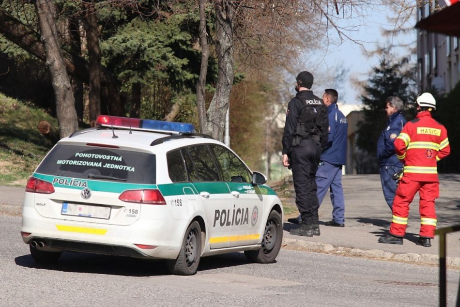 Ilustračný obrázok k článku Ženský hlas v Nitre nahlásil BOMBU: Evakuovali VŠETKY slovenské súdy