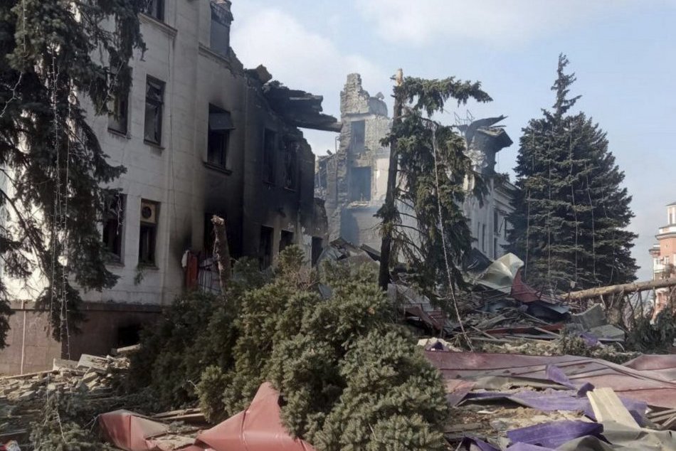 Ilustračný obrázok k článku V troskách zbombardovaného divadla zomreli STOVKY ľudí, mnohí sú uväznení pod sutinami