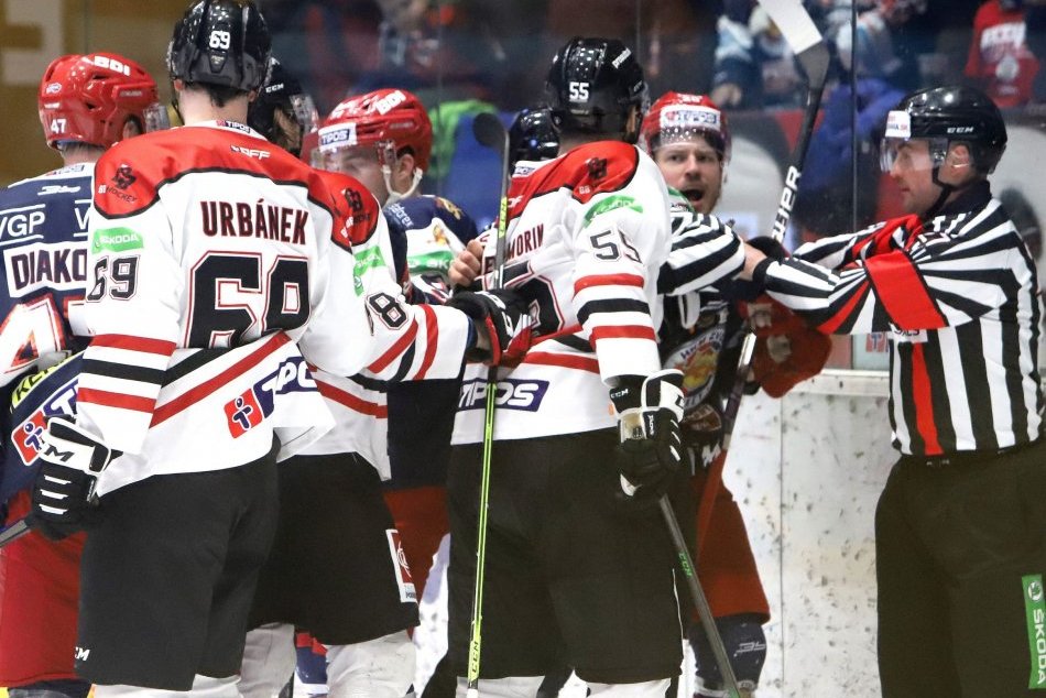 Ilustračný obrázok k článku Bystričania a Zvolenčania sa sekajú aj počas rozcvičky: Čo sa odohralo na ľade?