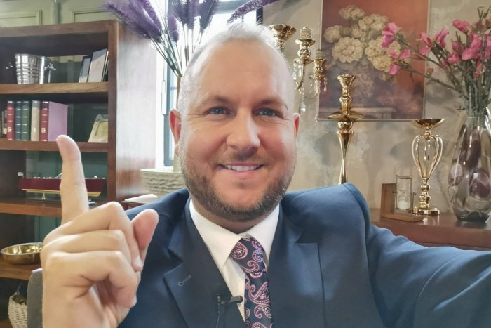 Ilustračný obrázok k článku Kontroverzný spevák chce byť primátorom Bratislavy: Jakubec spojil sily s kotlebovcami