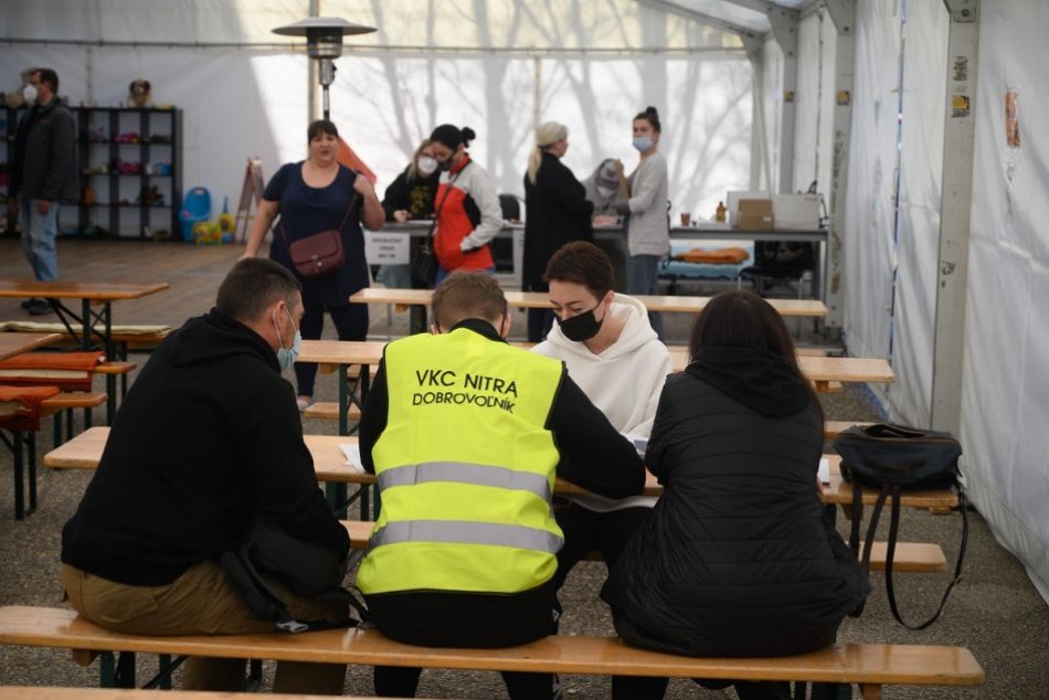 Ilustračný obrázok k článku Týždeň vo veľkokapacitnom centre v Nitre: Prešlo ním vyše TISÍC utečencov, FOTO