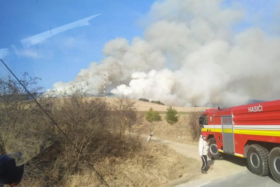 Ilustračný obrázok k článku Pozor na vypaľovanie trávy! Okresy Zvolen, Detva a Krupina čelili desiatkam požiarov