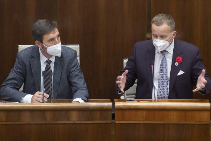 Ilustračný obrázok k článku Podľa Kollára je dodávanie munície Ukrajine SPRÁVNE! Blanár kritizuje Mikulca za KŠEFTY