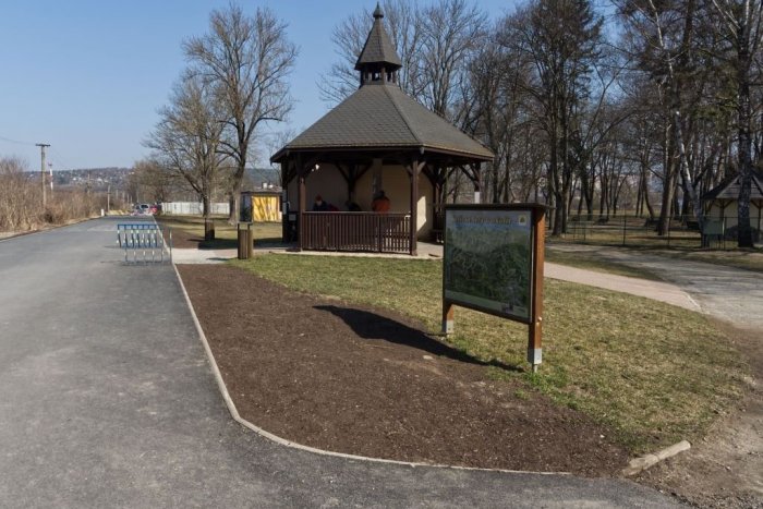 Ilustračný obrázok k článku Nepodarený chodník na Aničke opravia. Mesto chystá aj ďalšie NOVINKY