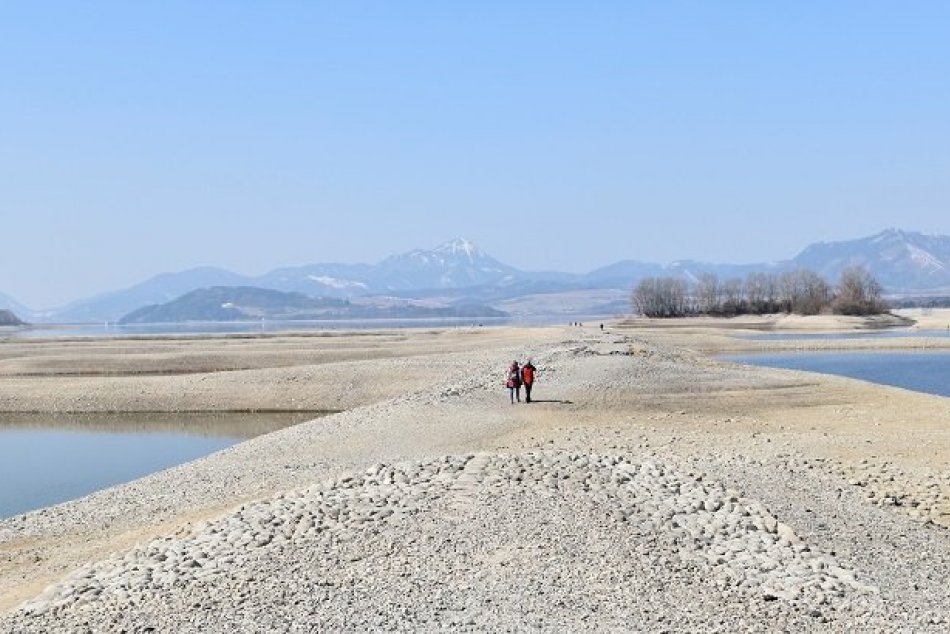 Ilustračný obrázok k článku Netradičná prechádzka! Lákadlom je sčasti vypustená Liptovská Mara