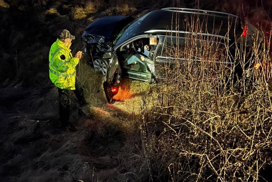 Ilustračný obrázok k článku Hrozivé následky čelnej zrážky pri Zvolene: Zranili sa 4 ľudia, vodič nafúkal. FOTO