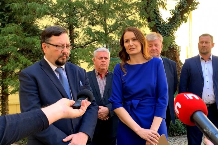 Ilustračný obrázok k článku Kandidáti na župana Balko a Holečková spoja sily: Do volieb pôjde iba jeden z nich