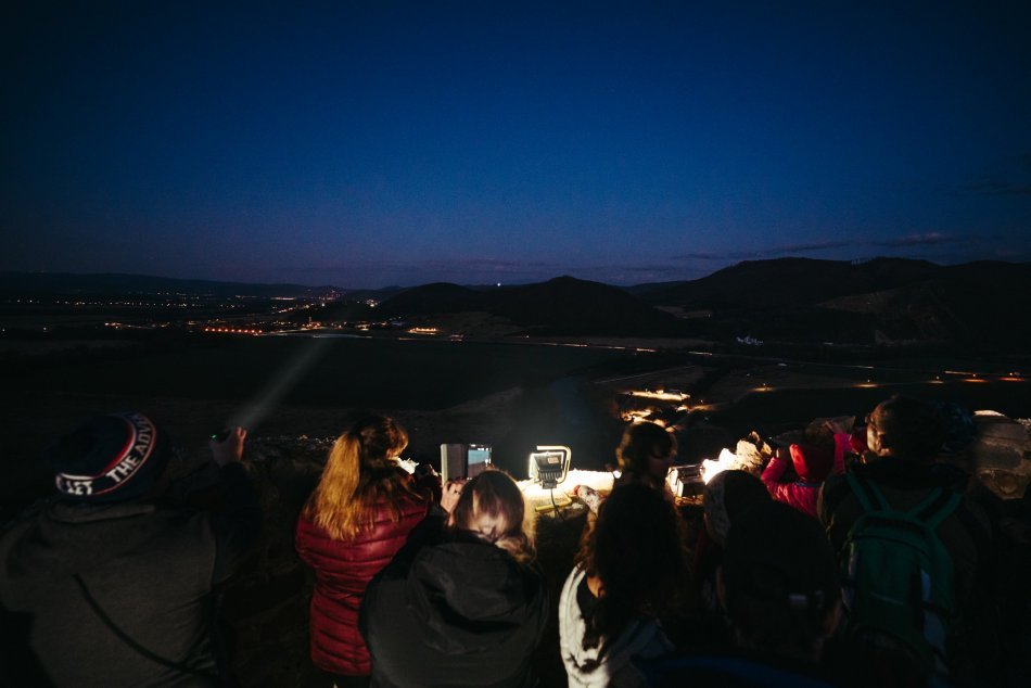 Ilustračný obrázok k článku KRÁSNE, čo sa chystá na Slovensku: Hrady spojí SVETELNÝ signál a vy môžete byť pri tom